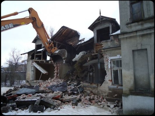 Wyburzanie budynku Kobyłka
